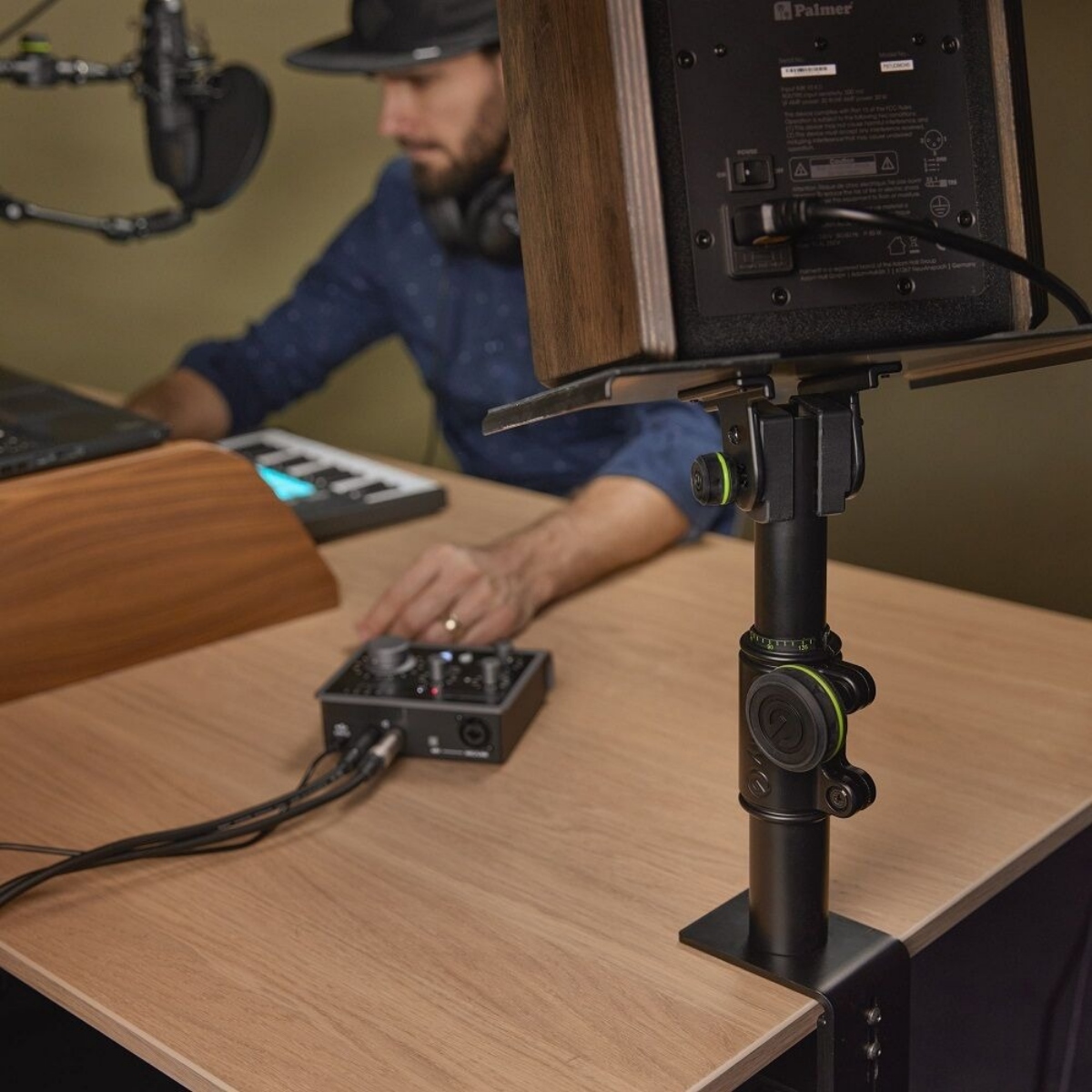 Настільна стійка для монітора Gravity SP 3102 TM, 250–350 мм, нахил 15°
