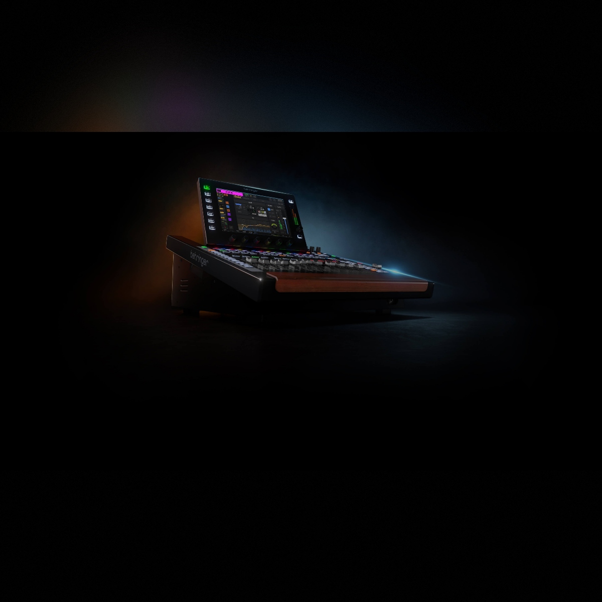 Цифровая микшерная консоль Behringer WING Compact, 48-канальная, сенсорный экран
