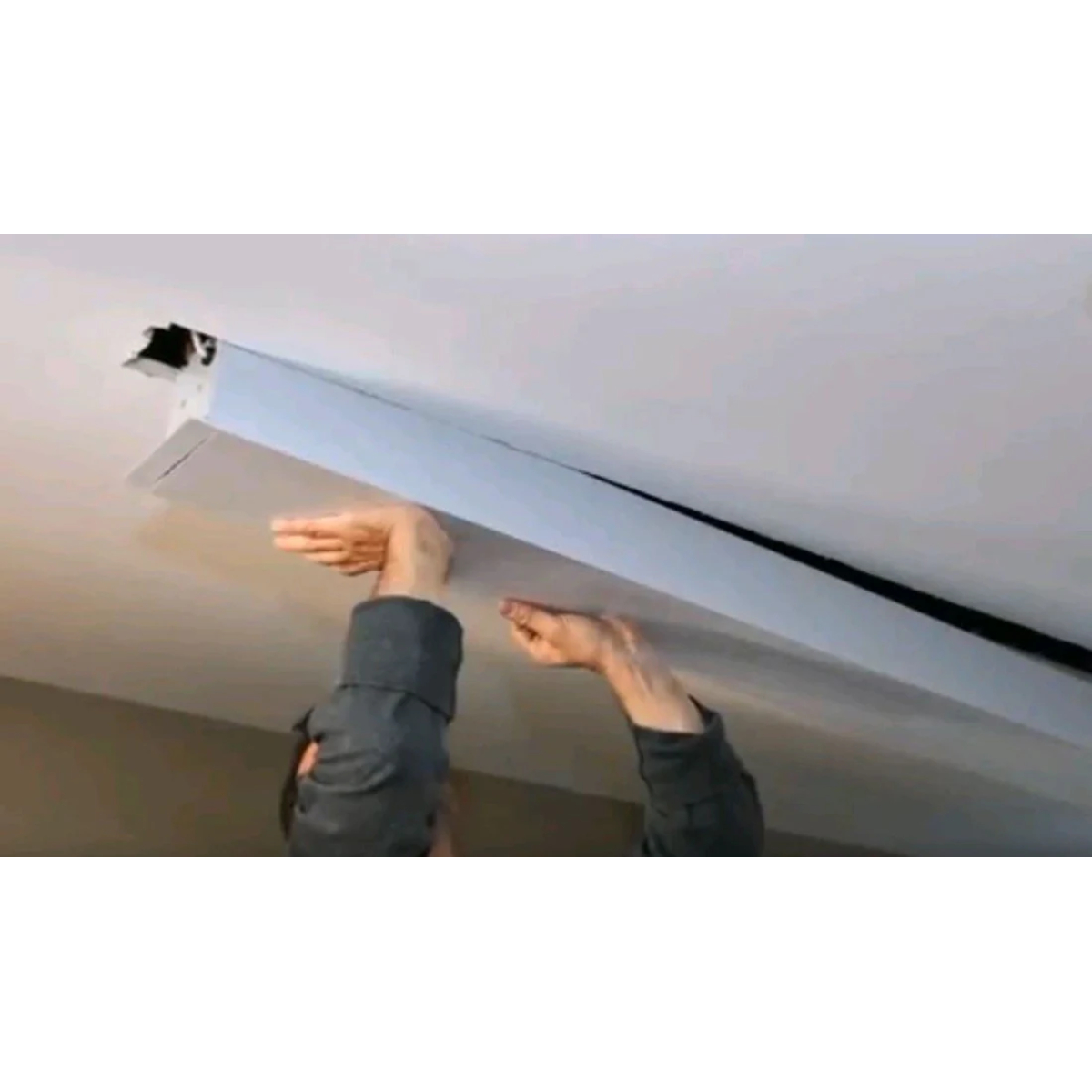 Проекційний екран Elite Screens EB120HW2-E8 120" 4:3