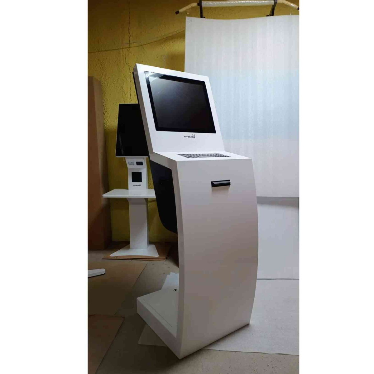Интерактивный киоск INTBOARD INFOCOM-J 19" i5-8400/8Gb/SSD 256Gb (Терминал)