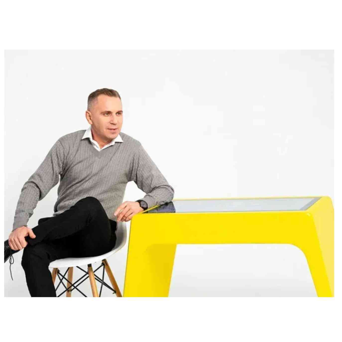 Интерактивный стол INTBOARD ZABAVA 32" (синий, зеленый, красный, желтый)