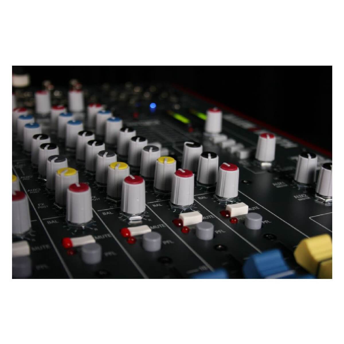 Аналоговий мікшер Allen Heath ZED16FX